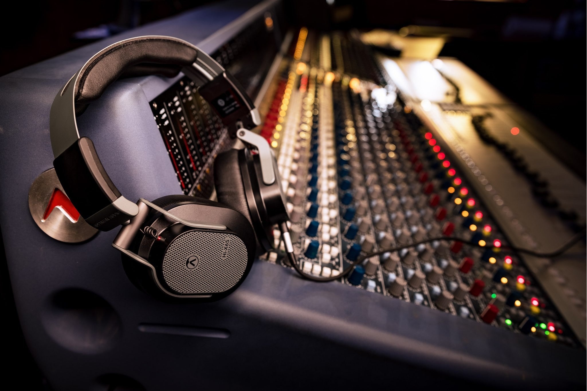 Austrian_Audio_Hi_X65_Headphones_16.jpeg
