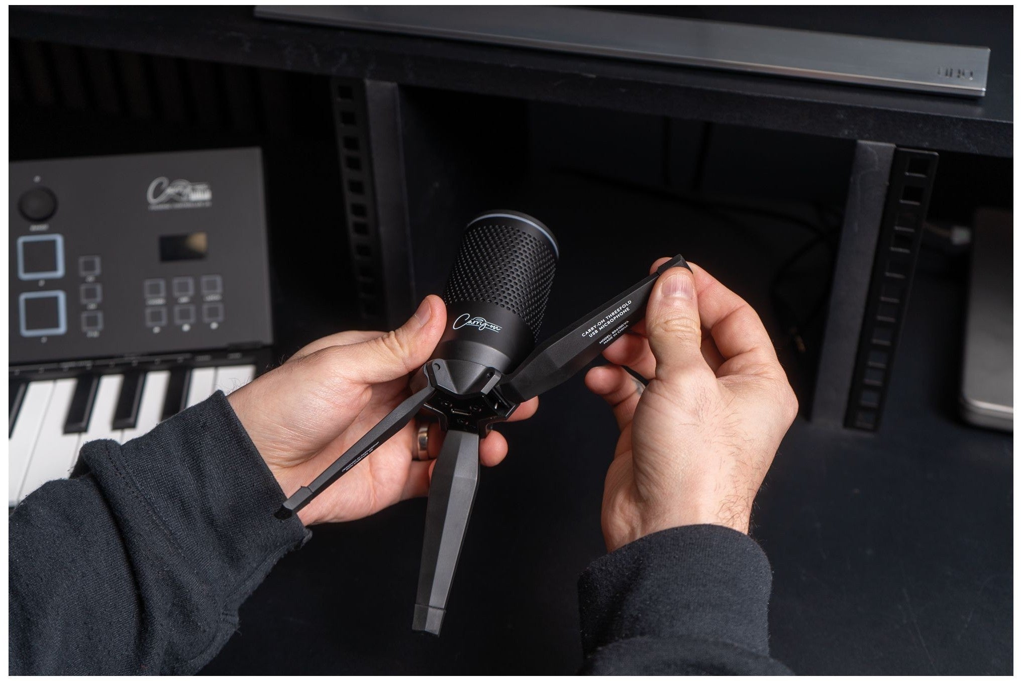 Carry_on_Foldable_USB_Microphone_Black_2.jpeg
