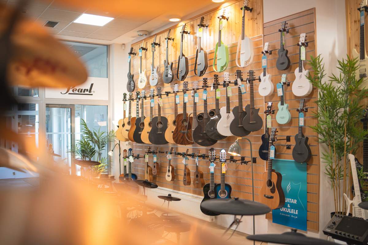 Prodejna Music City Praha - Kytary 3