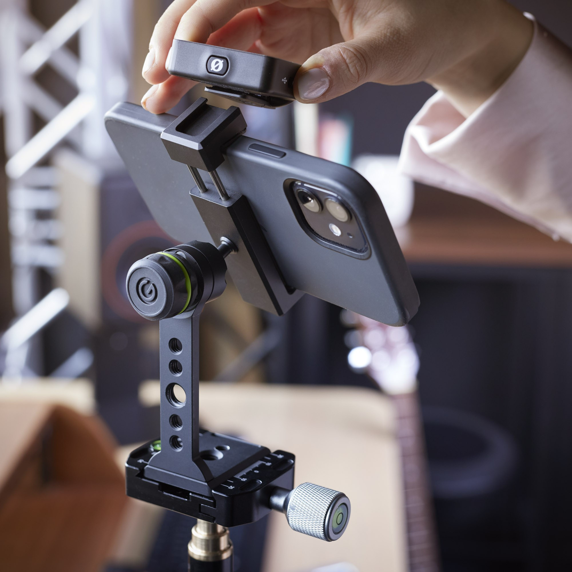 Galerijní obrázek č.17 Stojany pro laptopy, tablety, DJs, apod. GRAVITY VA PH 1 B