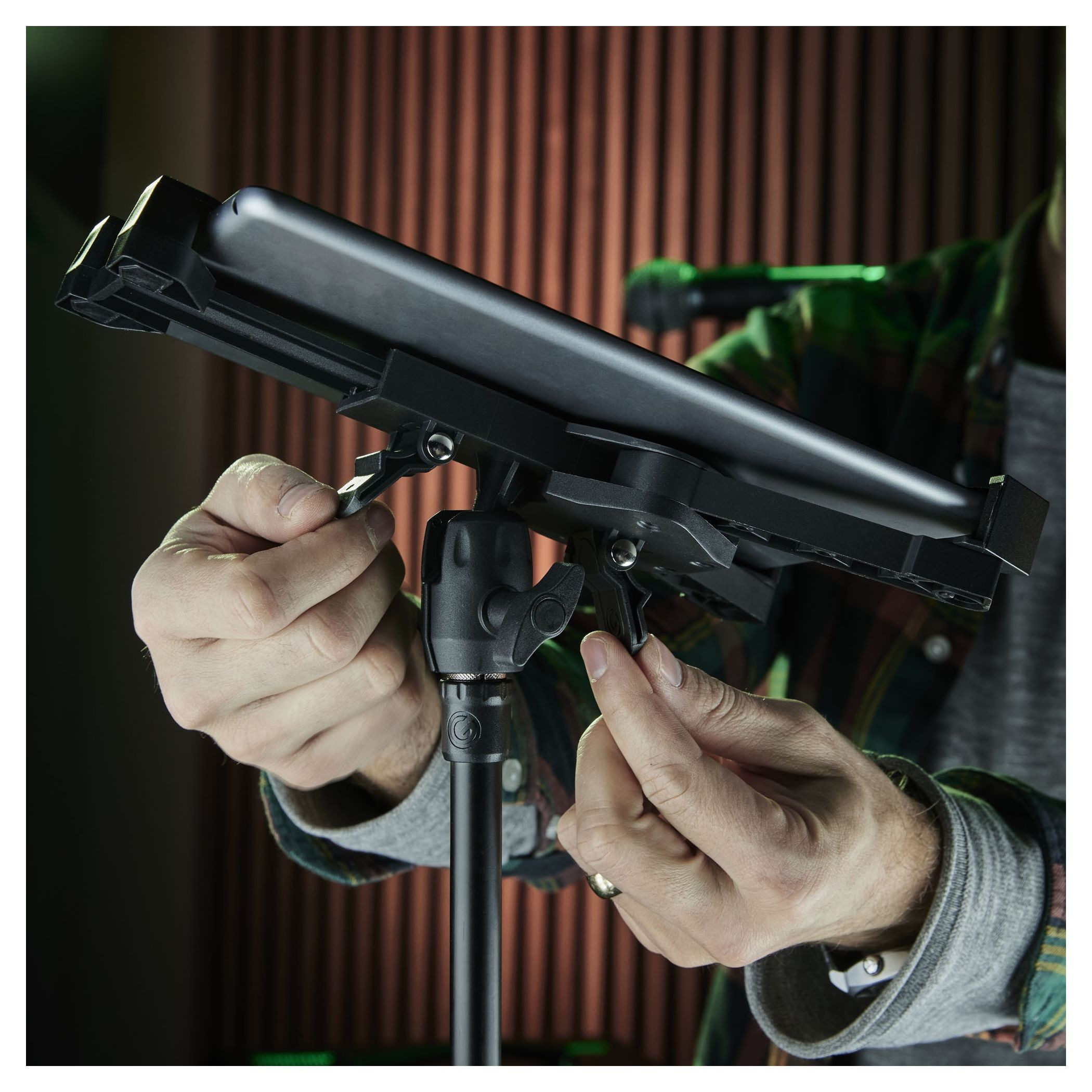 Galerijní obrázek č.17 Stojany pro laptopy, tablety, DJs, apod. GRAVITY MA T TH 02