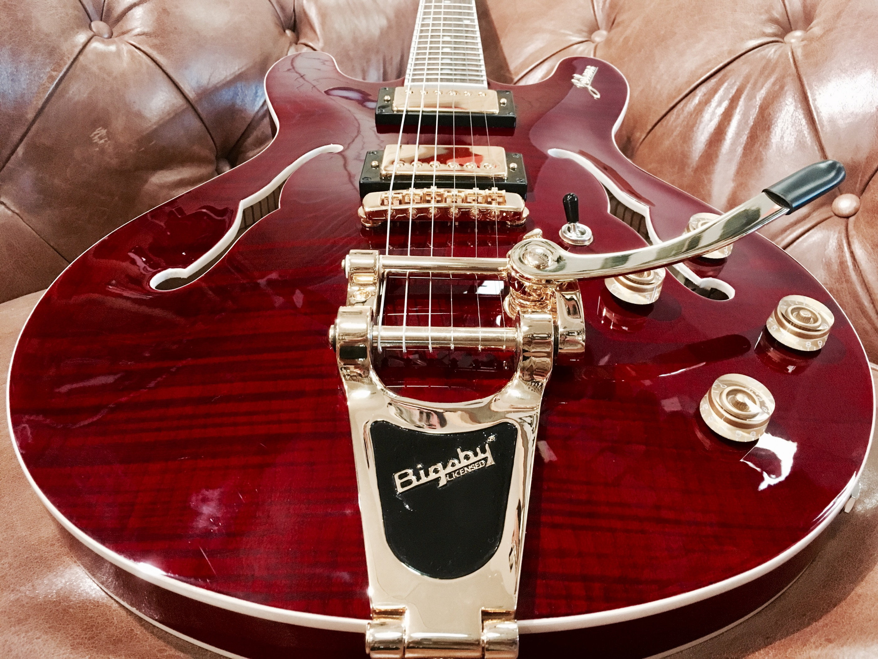 Galerijní obrázek č.1 Semiakustické a jazzové JOLANA Tornado II B AMGD Cherry Red Stain Gloss