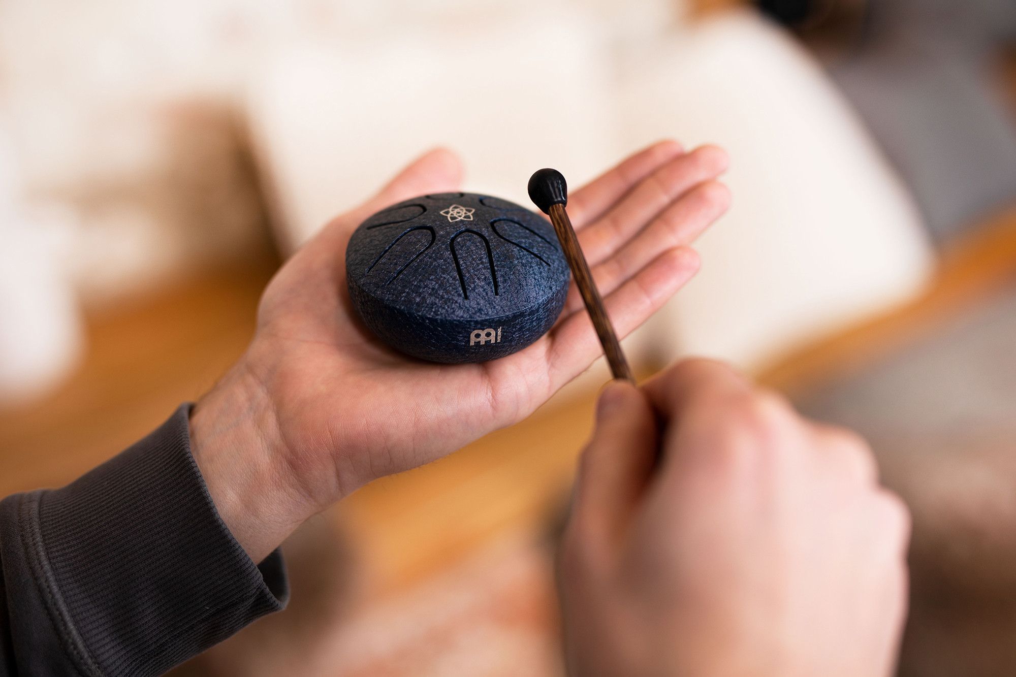 Galerijní obrázek č.2 Melodické nástroje MEINL Sonic Energy PSTD2NBVF Pocket Steel Tongue Drum A Major - Navy Blue/Venus Flower