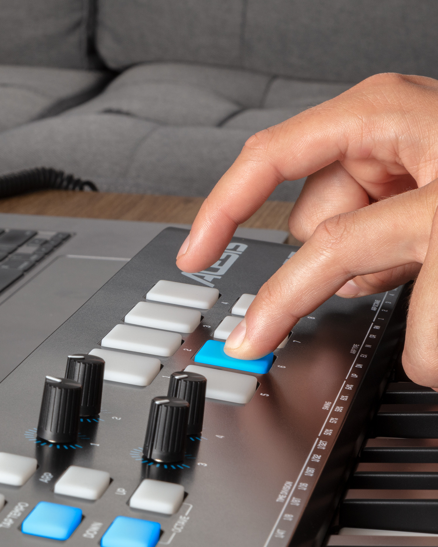 Galerijní obrázek č.7 Keyboardy/Klávesy/Kontrolery ALESIS V25 MKII