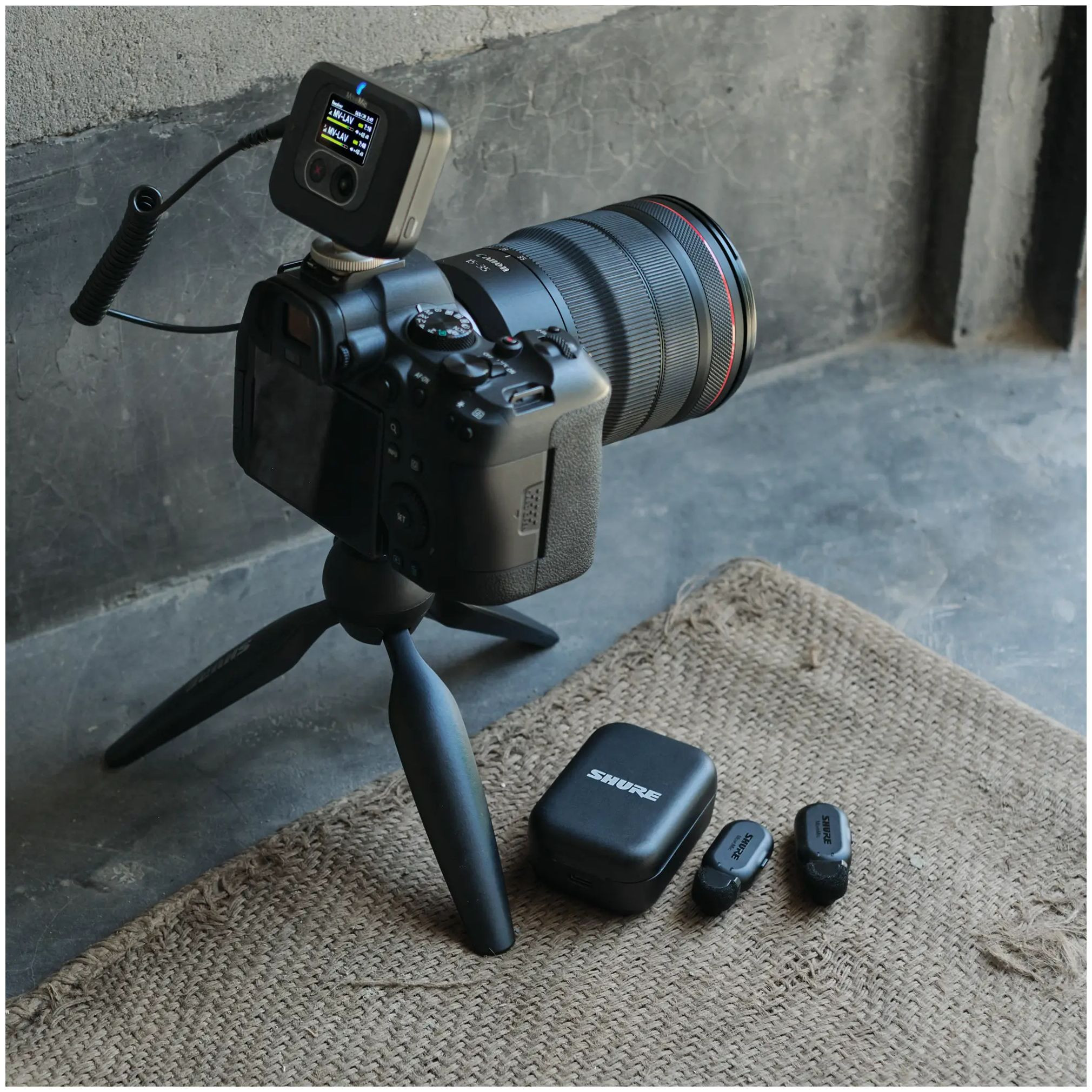 Galerijní obrázek č.6 S klopovým mikrofonem (lavalier) SHURE MOVEMIC TWO RECEIVER KIT