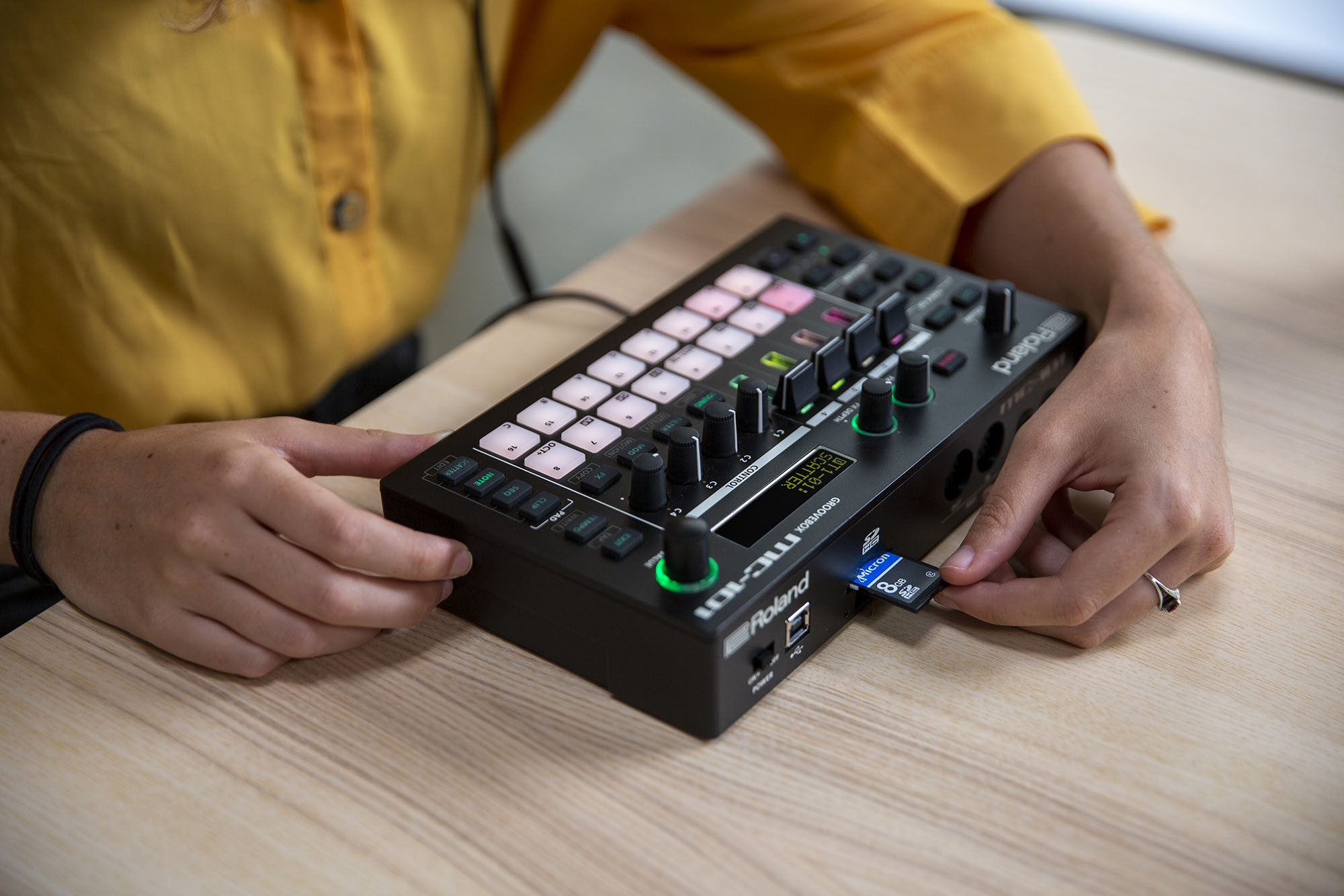 Galerijní obrázek č.10 DJ efektory a loopery ROLAND MC-101 GROOVEBOX