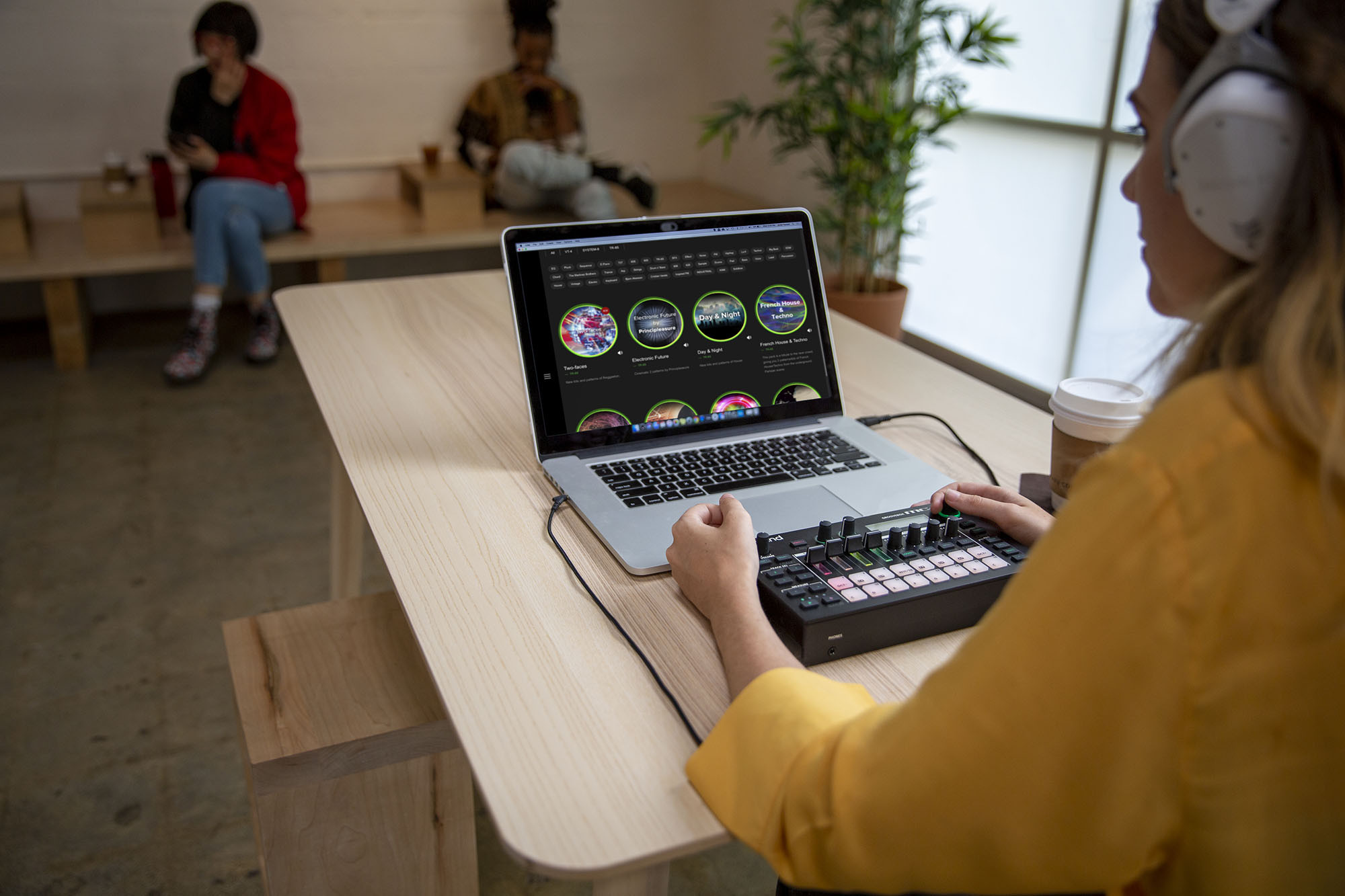 Galerijní obrázek č.11 DJ efektory a loopery ROLAND MC-101 GROOVEBOX