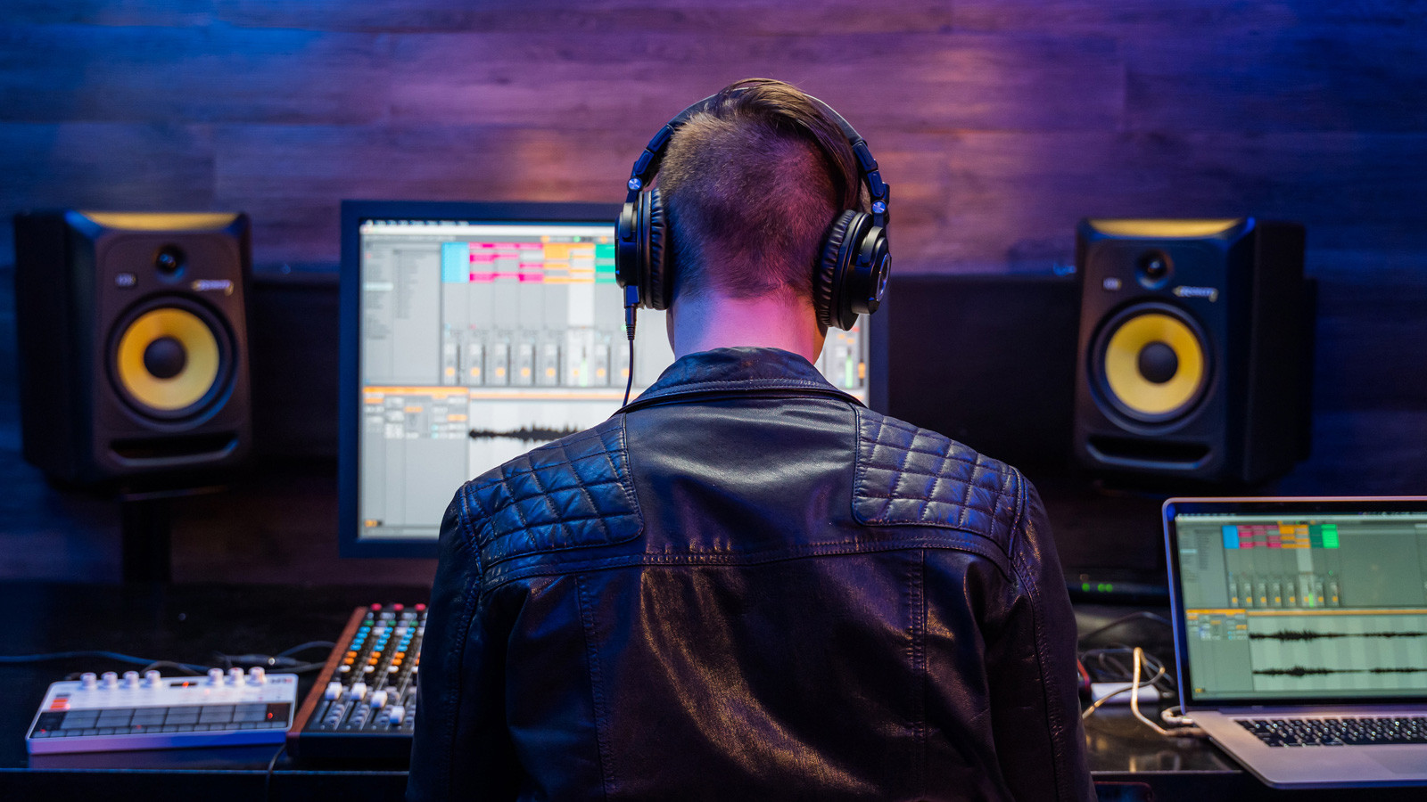 Galerijní obrázek č.11 Mixážní pulty s efektem TASCAM Model 12