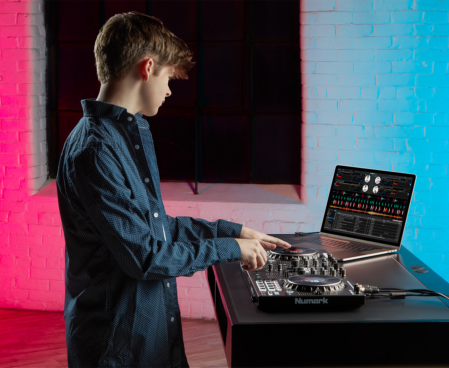 Galerijní obrázek č.8 DJ kontrolery NUMARK NS4FX