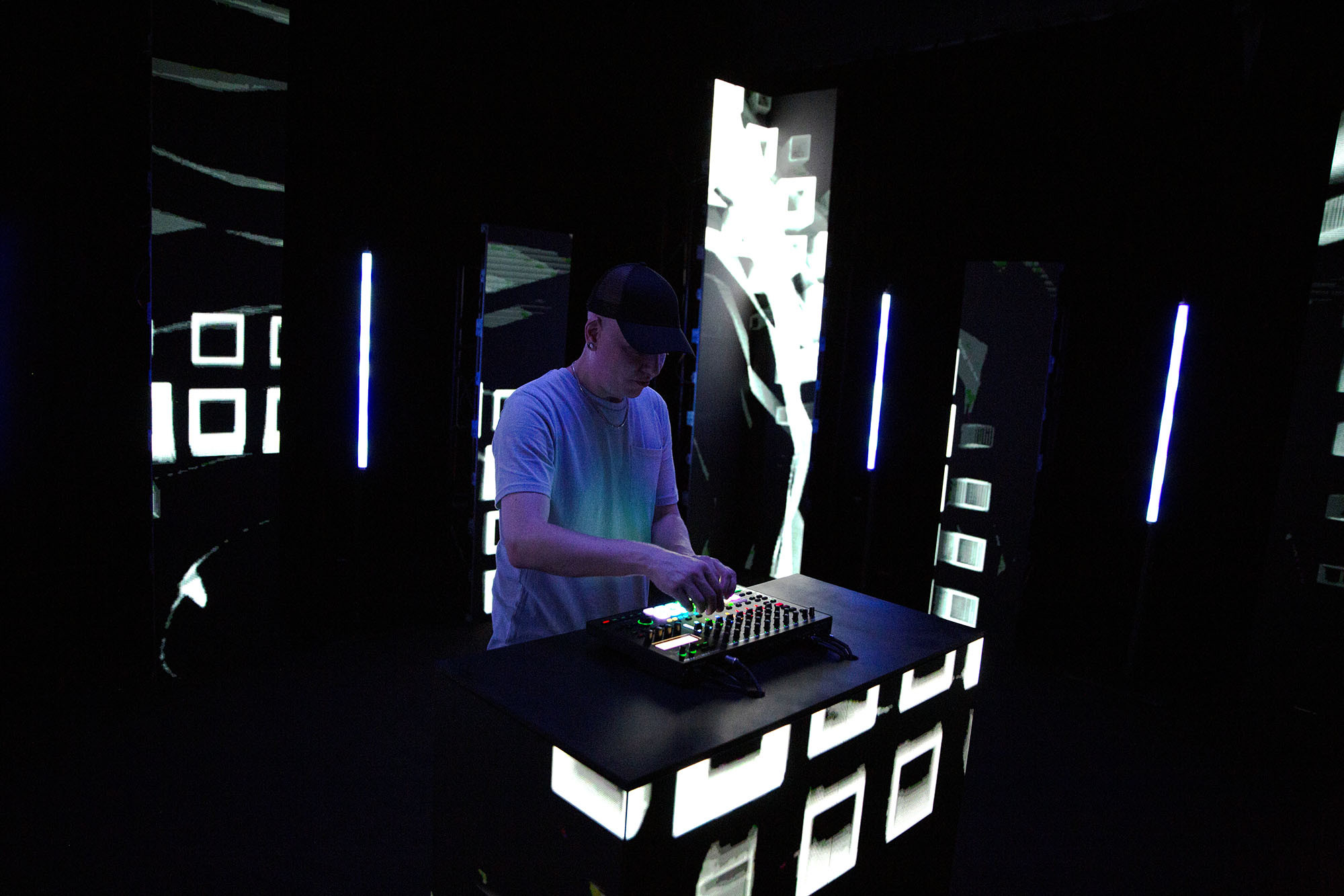 Galerijní obrázek č.14 DJ efektory a loopery ROLAND MC-707 GROOVEBOX