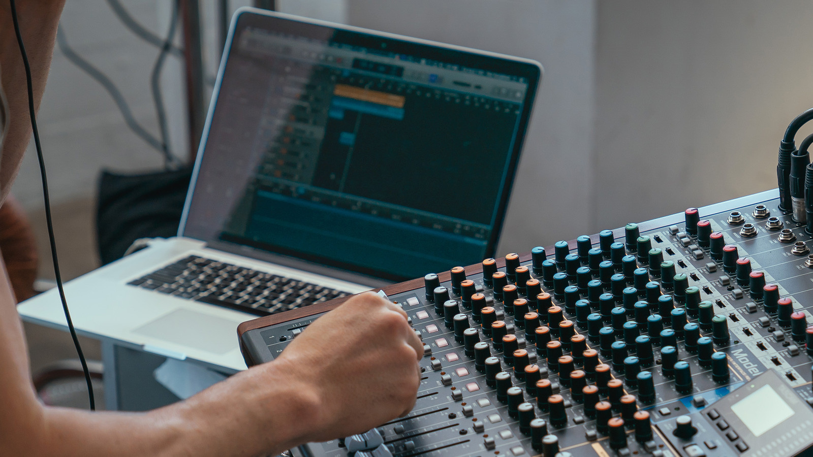 Galerijní obrázek č.10 Mixážní pulty s efektem TASCAM Model 16