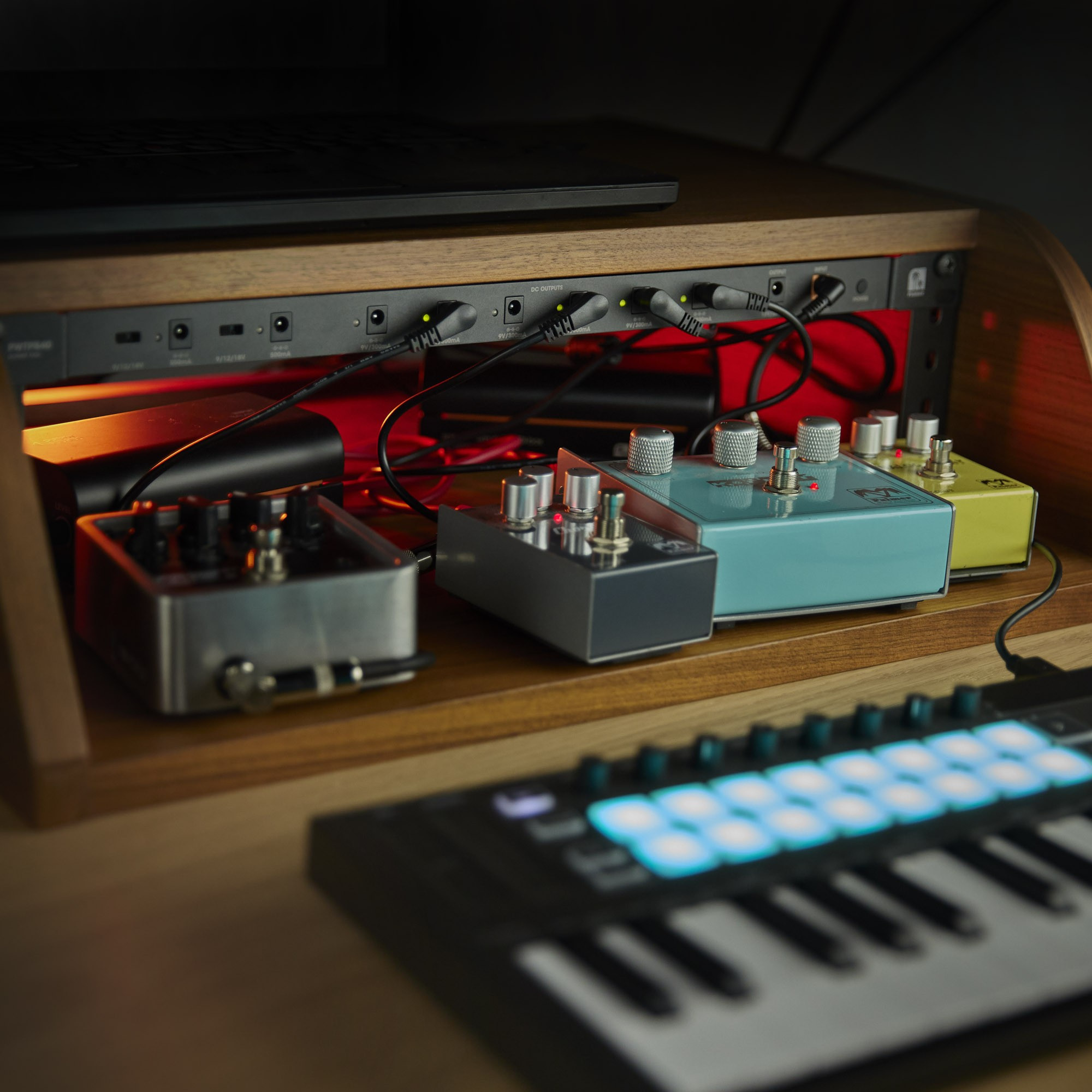 Galerijní obrázek č.5 Stabilizátory napětí, napájecí distributory a osvětlovací rackové moduly PALMER WT PB 40 RK