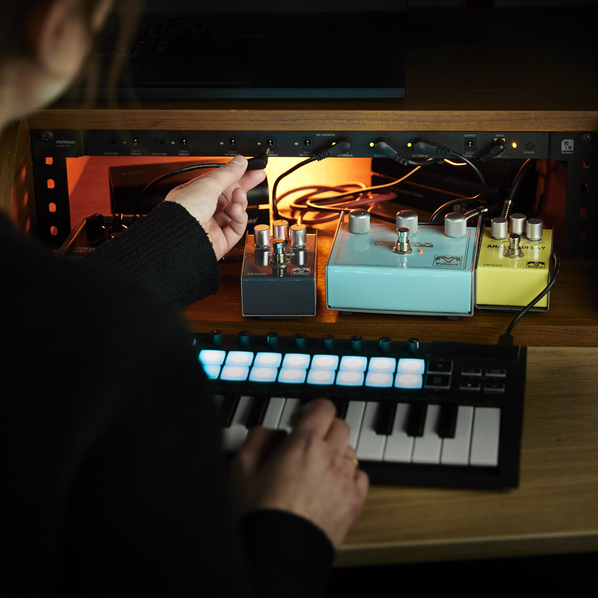 Galerijní obrázek č.4 Stabilizátory napětí, napájecí distributory a osvětlovací rackové moduly PALMER WT PB 40 RK