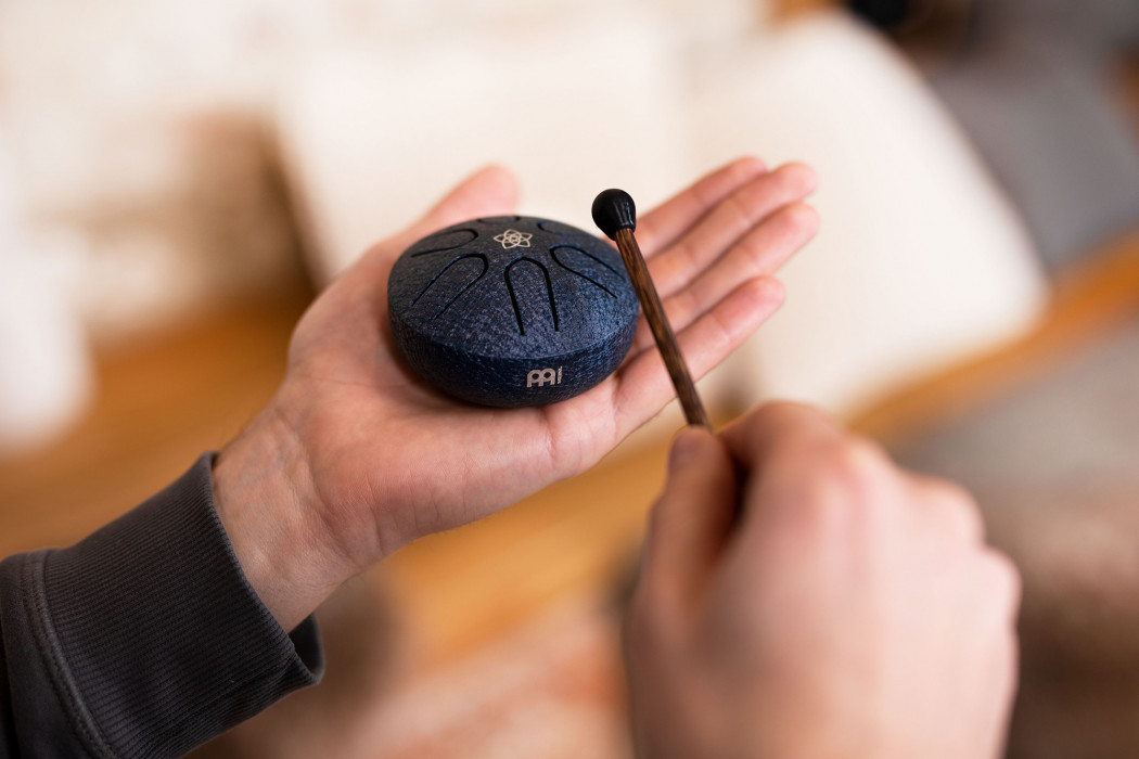 Hlavní obrázek Melodické nástroje MEINL Sonic Energy PSTD2NBVF Pocket Steel Tongue Drum A Major - Navy Blue/Venus Flower