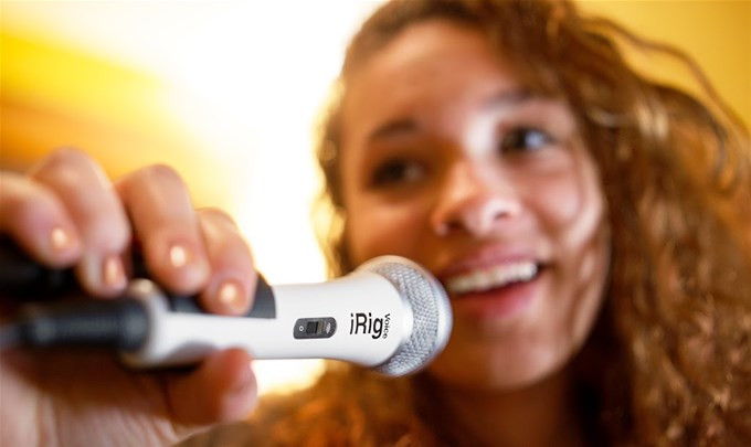 Hlavní obrázek Kondenzátorové pódiové vokální mikrofony IK MULTIMEDIA iRig Voice - Yellow version