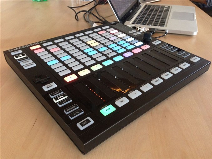 Hlavní obrázek DJ kontrolery NATIVE INSTRUMENTS Maschine Jam