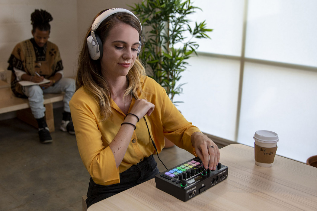 Hlavní obrázek DJ efektory a loopery ROLAND MC-101 GROOVEBOX