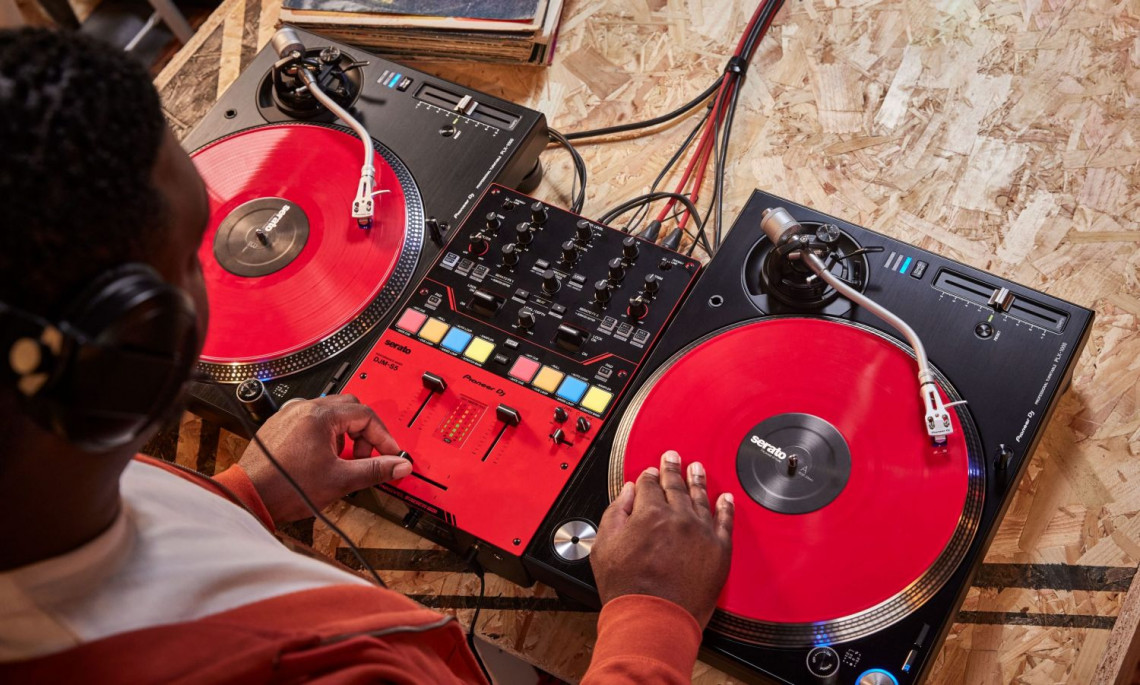 Hlavní obrázek DJ mixážní pulty PIONEER DJ DJM-S5