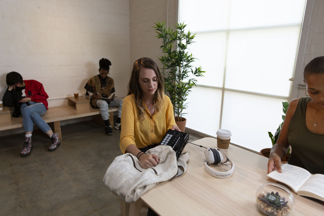 Hlavní obrázek DJ efektory a loopery ROLAND MC-101 GROOVEBOX