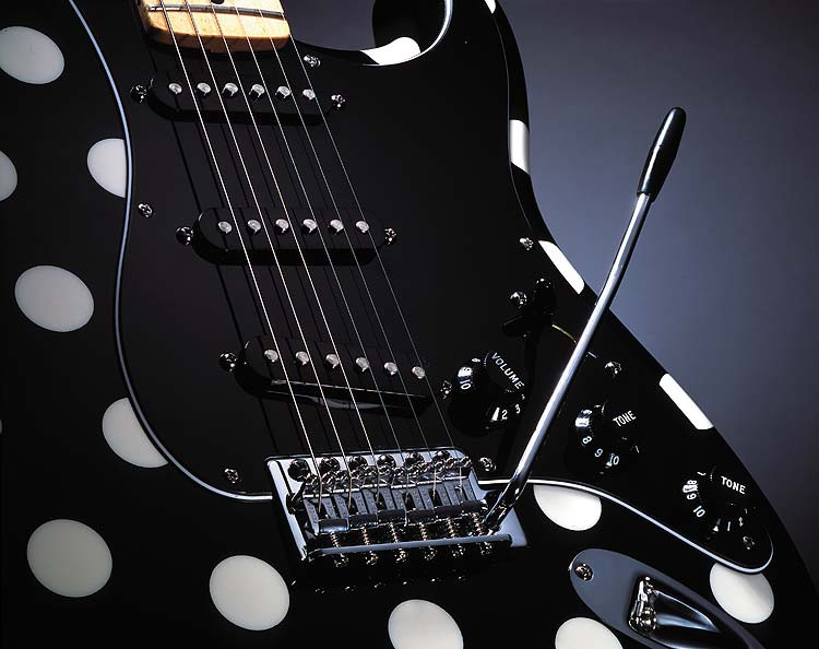 Hlavní obrázek ST - modely FENDER Buddy Guy Standard Stratocaster®, Maple Fretboard, Polka Dot Finish