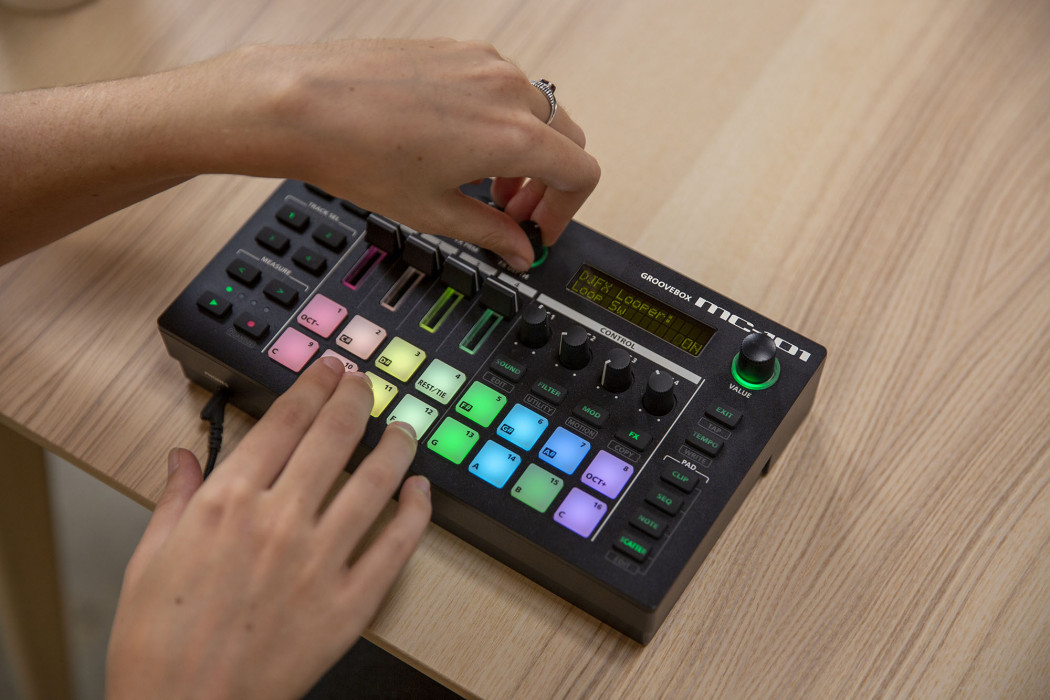 Hlavní obrázek DJ efektory a loopery ROLAND MC-101 GROOVEBOX