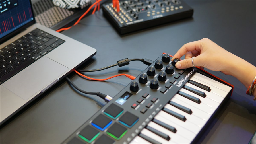 Hlavní obrázek MIDI keyboardy AKAI MPK mini Plus