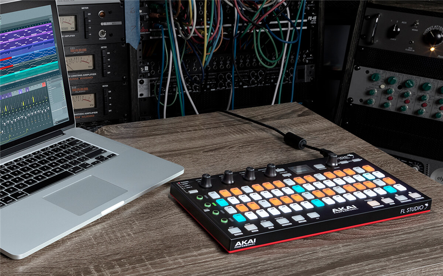 Hlavní obrázek MIDI kontrolery AKAI Fire