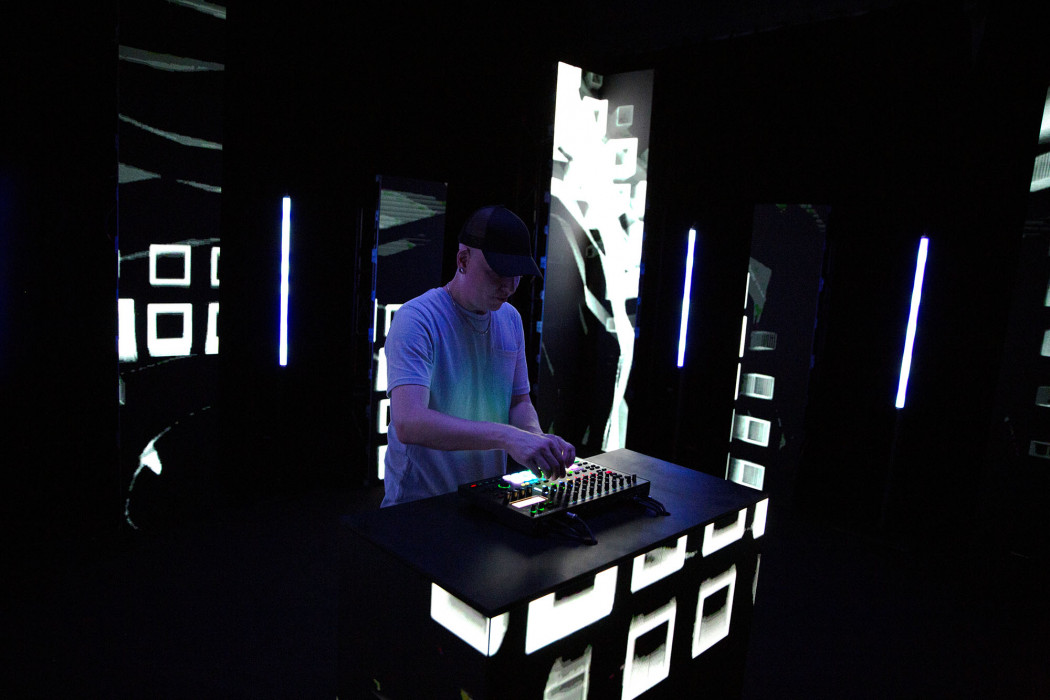 Hlavní obrázek DJ efektory a loopery ROLAND MC-707 GROOVEBOX