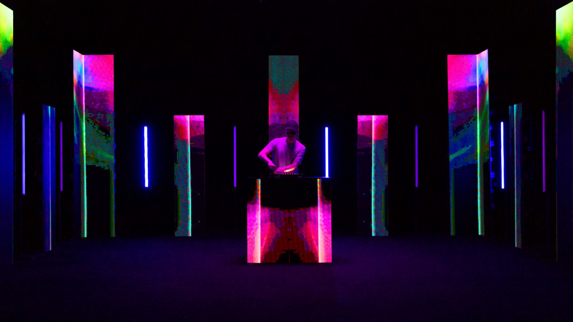 Hlavní obrázek DJ efektory a loopery ROLAND MC-707 GROOVEBOX