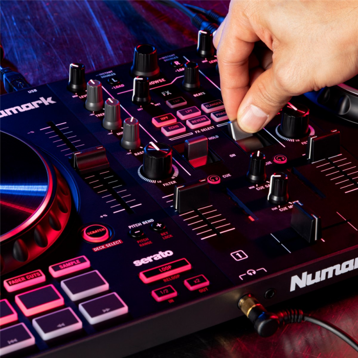 Hlavní obrázek DJ kontrolery NUMARK Mixtrack Platinum FX