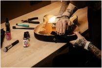 Galerijní obrázek č.7 Kytarová kosmetika HENRY’S Barber Cosmetics 2915B Glossy