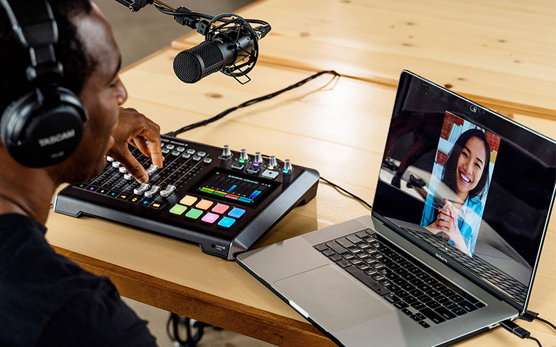 Mixážní pult TASCAM MIXCAST 4 Propojení TASCAM MIXCAST 4 s notebookem