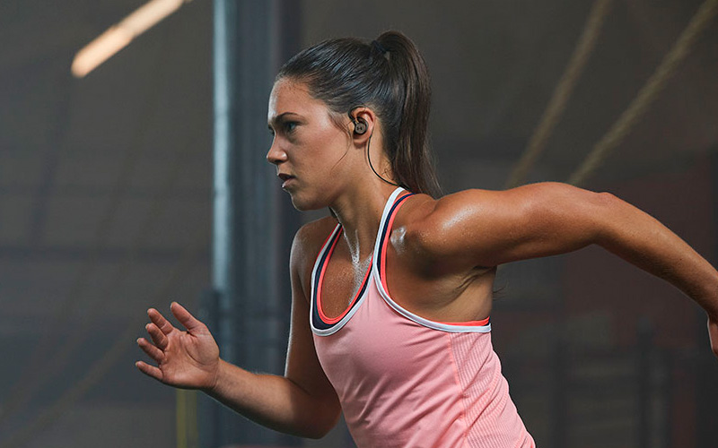 Sluchátka JBL UNDER ARMOUR REACT Běžkyně s černými sluchátky JBL UNDER ARMOUR REACT