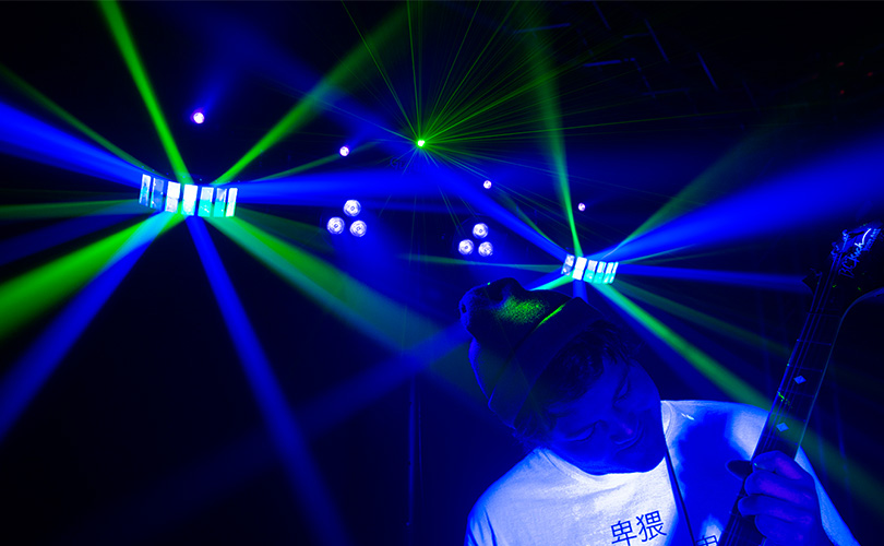 Reflektory PAR CHAUVET DJ GIGBAR 2 měnící barvy při vystoupení