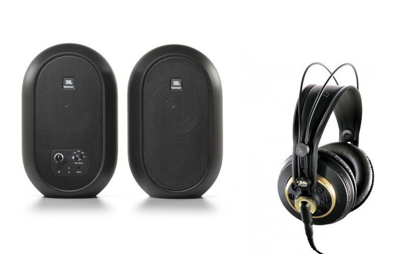 Set monitorů a sluchátek