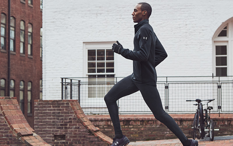 Sluchátka JBL UNDER ARMOUR REACT Běžící sportovec se sluchátky JBL UNDER ARMOUR REACT