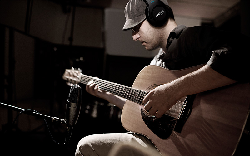 Sluchátka Shure SRH440 Kytarista se sluchátky Shure SRH440