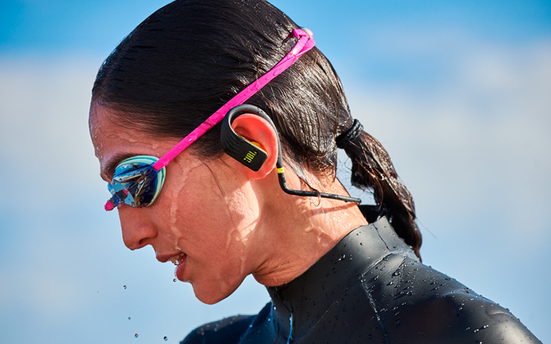 Sluchátka JBL ENDURANCE DIVE BT Plavkyně s černozelenými sluchátky JBL ENDURANCE DIVE BT