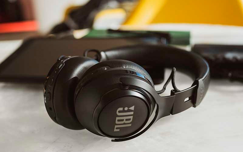 Sluchátka JBL CLUB 700BT na stole