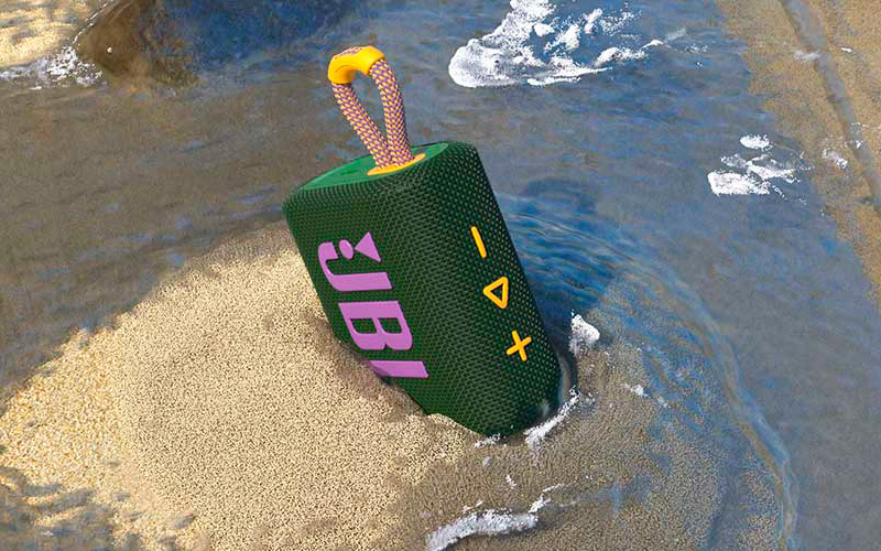 Zelený JBL GO3 v písku