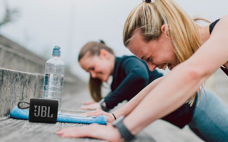 Černý JBL GO3 při cvičení