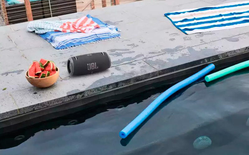 Reproduktor JBL XTREME 3 Reproduktor JBL XTREME 3 u bazénu