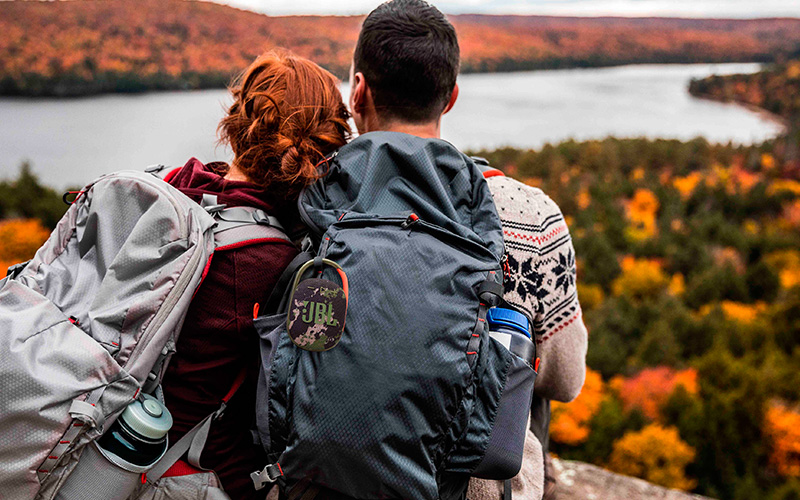 JBL CLIP 4 SQUAD připevněný na batohu