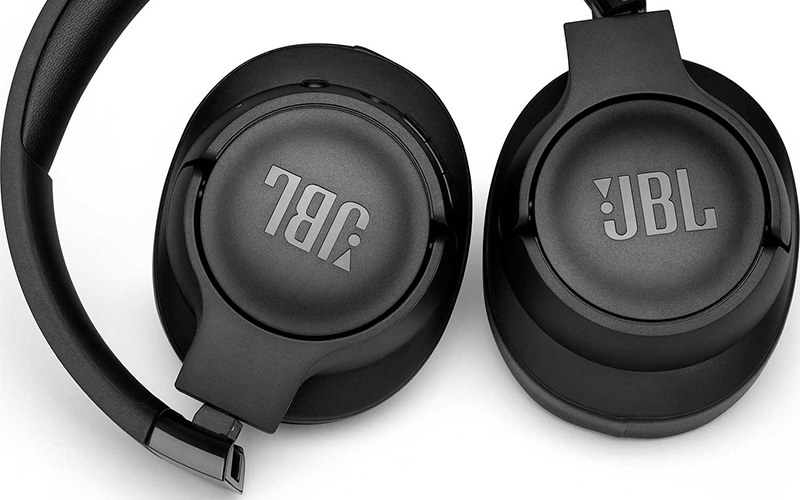 Sluchátka JBL TUNE 700BT Detail černých sluchátek JBL TUNE 700BT
