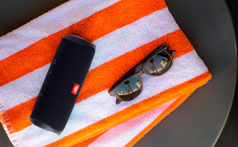 Detail černého reproduktoru JBL FLIP 5 