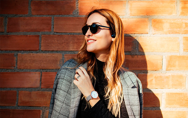 Sluchátka JBL TUNE120TWS Žena s černými sluchátky JBL TUNE120TWS