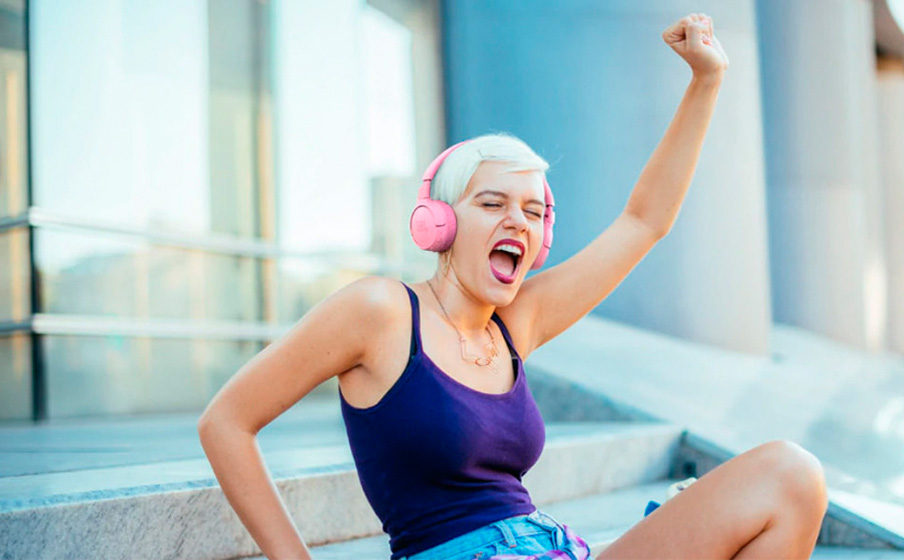 Bezdrátová sluchátka JBL TUNE600 BTNC Slečna s růžovými sluchátky JBL TUNE600 BTNC