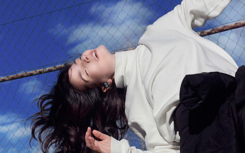 Sluchátka JBL TUNE120TWS Dívka se sluchátky JBL TUNE120TWS