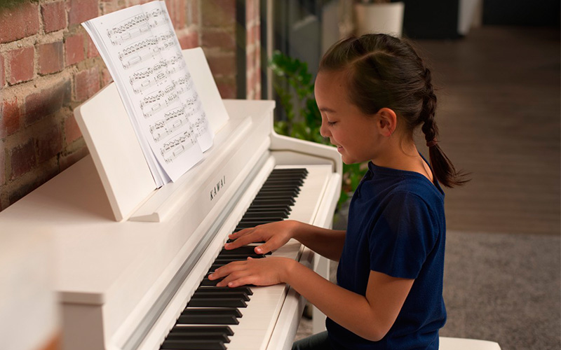 Digitální piano KAWAI CA49W Dítě hrající na KAWAI CA49W