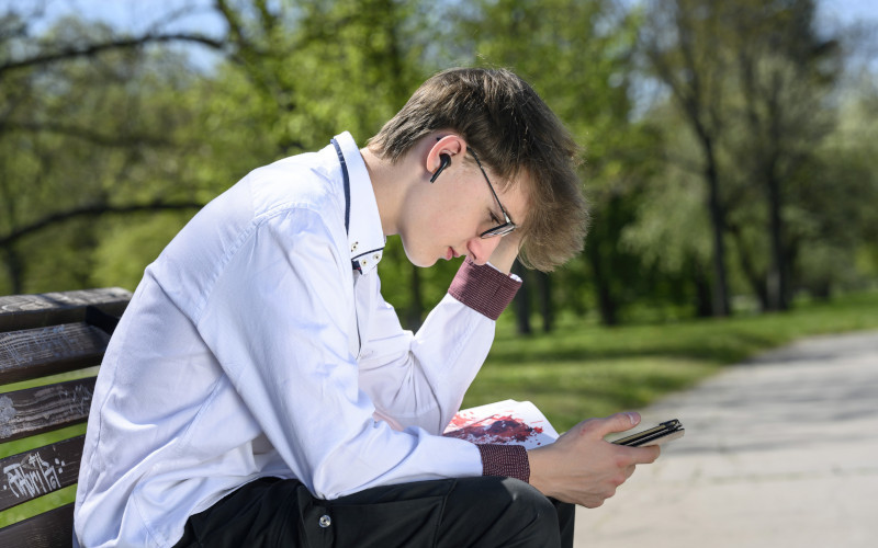 Student se sluchátky SOUNDEUS PONS 10